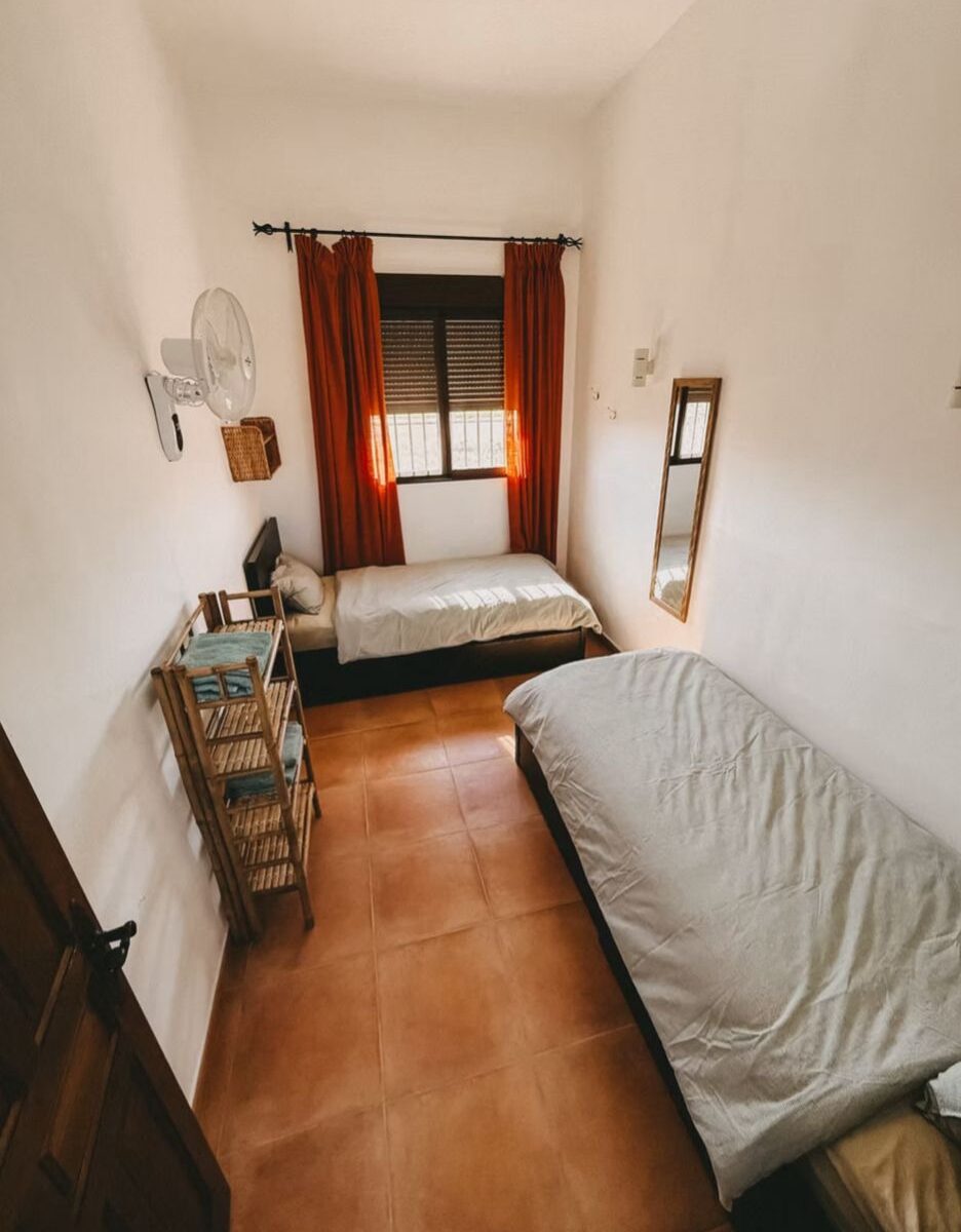 Alternative view of EMOM ROOM 1 | 2 SINGLES BEDS